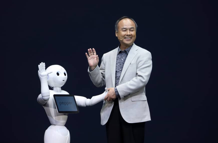 Masayoshi Son e o robô Pepper - Inteligência Artificial; Negócios Inovadores; Futuro dos Negócios