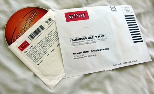 Filme "Coach Carter" sendo entregue por email para um cliente da Netflix.