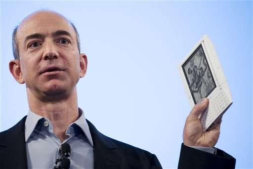 Jeff Bezos lançando o primeiro Kindle, em 2007. A inovação "matou" o próprio negócio da Amazon.