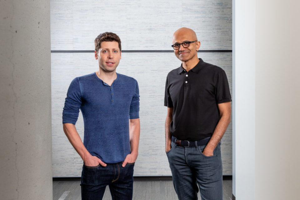 Sam Altman, CEO da OpenAI (à esquerda), e Satya Nadella, CEO da Microsoft