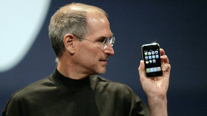 Steve Jobs e o primeiro Iphone, uma das grandes inovações de todos os tempos.