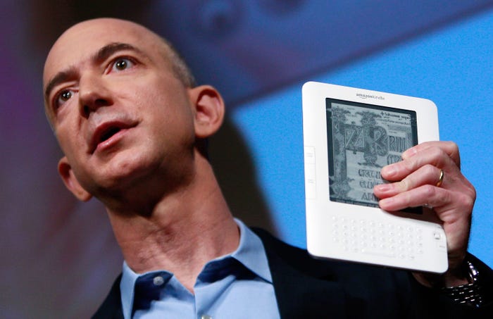 Jeff Bezos durante o lançamento do Kindle 2, em 2009