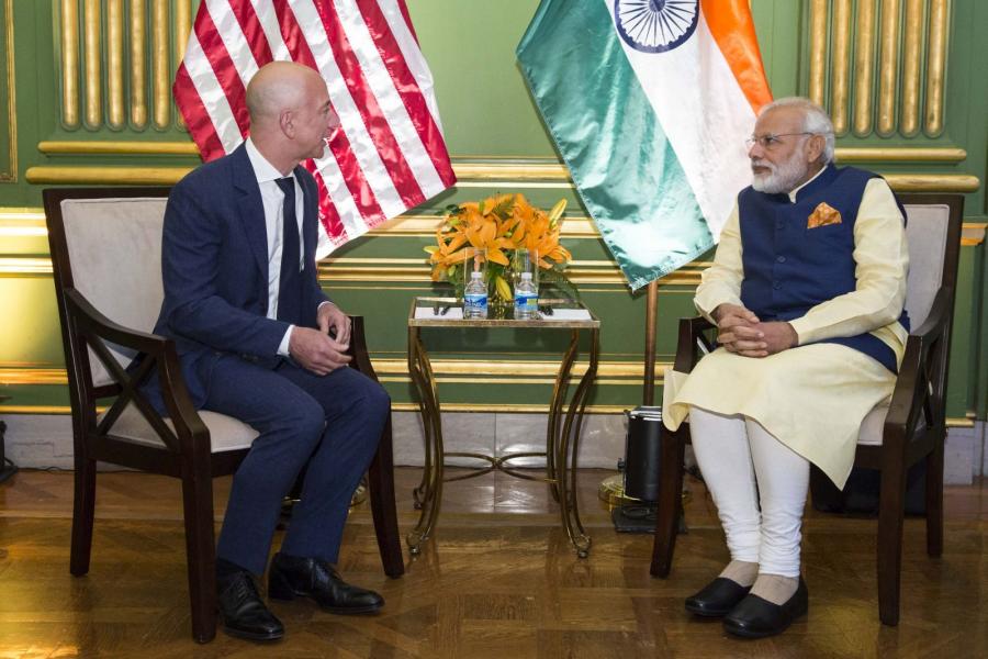 Jeff Bezos e Narendra Modi, Primeiro Ministro da Índia, em 2016Indian Prime Minister Narendra Modi