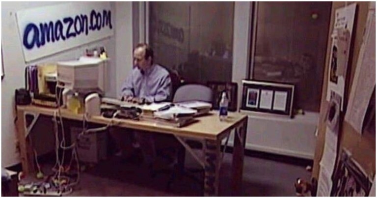 Jeff Bezos no primeiro escritório da Amazon, em 1994.
