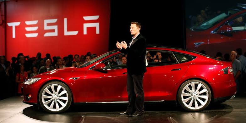 Elon Musk e o Tesla Model S.