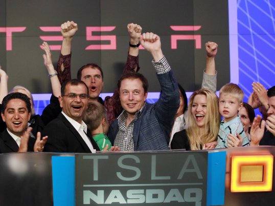 Elon Musk, família e executivos no dia da abertura de capital da Tesla