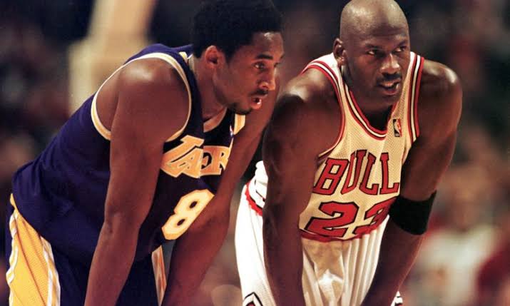 Jordan e Kobe juntos em quadra.