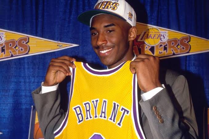 Kobe Bryant apresentado aos Lakers.