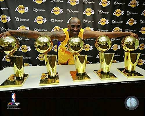 Kobe e seus 5 troféus de campeão da NBA.