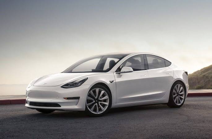O Model 3, da Tesla, até então o carro mais "popular" da empresa