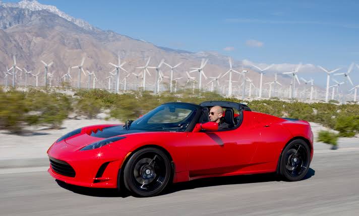 O Tesla Roadster, lançado em 2008