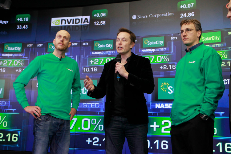 Peter Rive, Elon Musk e Lyndon Rive, na abertura de capital da SolarCity, em 2012.