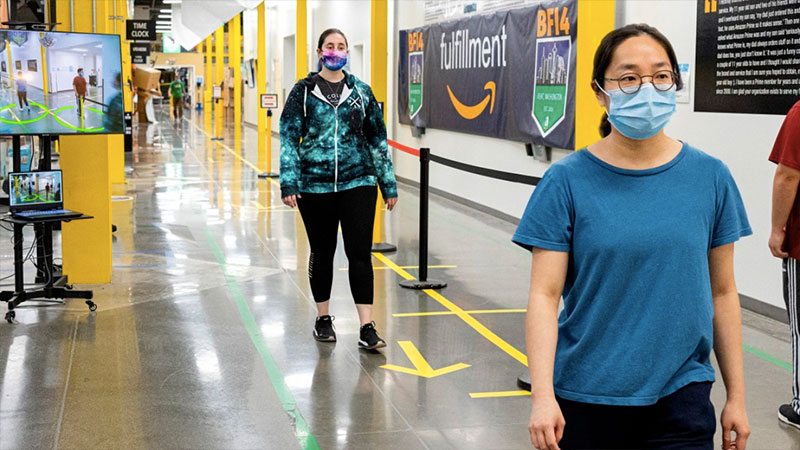 Através de IA, Realidade Aumentada, Bluetooth e Sensores, a Amazon busca aumentar as regras de distanciamento social em seus armazéns.