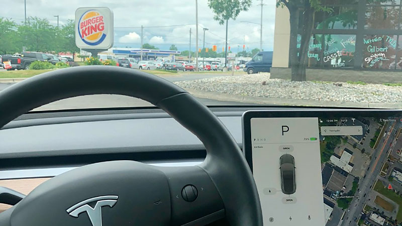 O erro de piloto automático dos carros autônomos da Tesla ofereceram uma oportunidade única para que o BK pudesse lançar uma campanha sensacional.