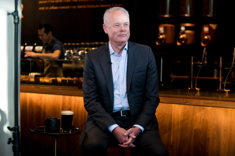 O CEO da Starbucks, Kevin Johnson, discutiu a operação da gigante global de bebidas em meio a uma pandemia. CHONA KASINGER - GETTY IMAGES