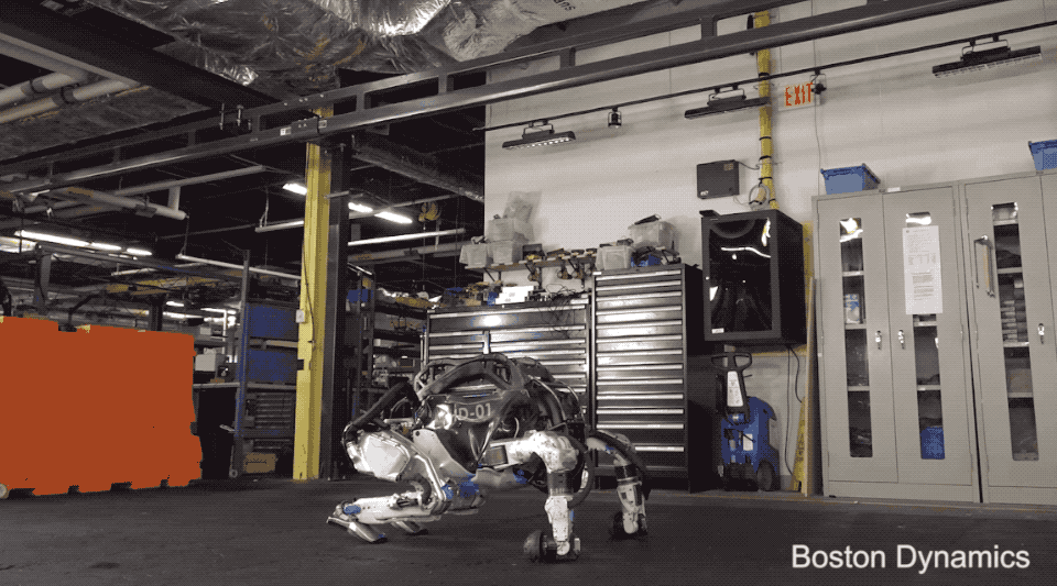 Robô Atlas da Boston Dynamics dando cambalhotas semelhante a um ginasta.