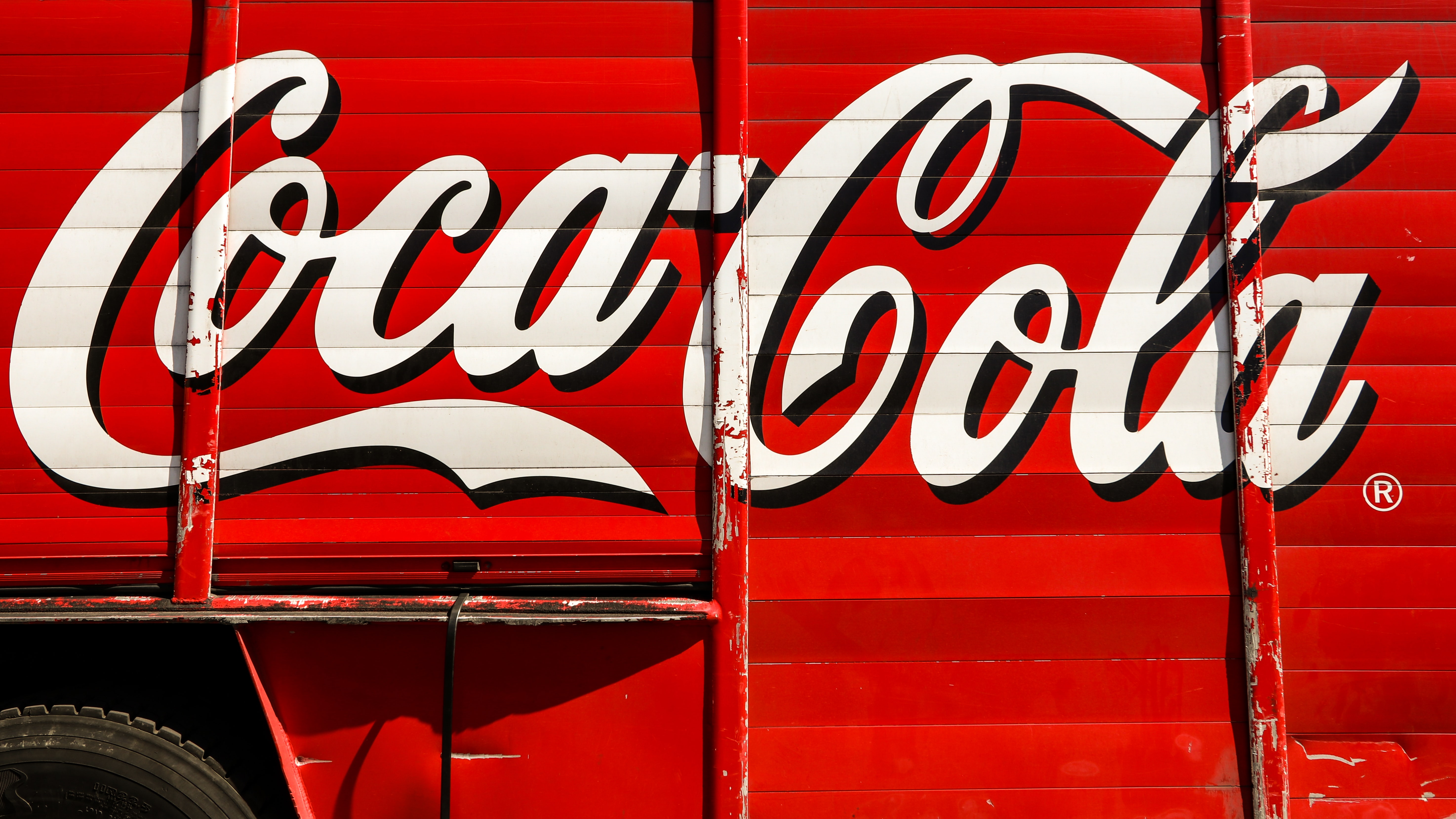fotografia de close-up do trailer vermelho e branco da Coca-Cola