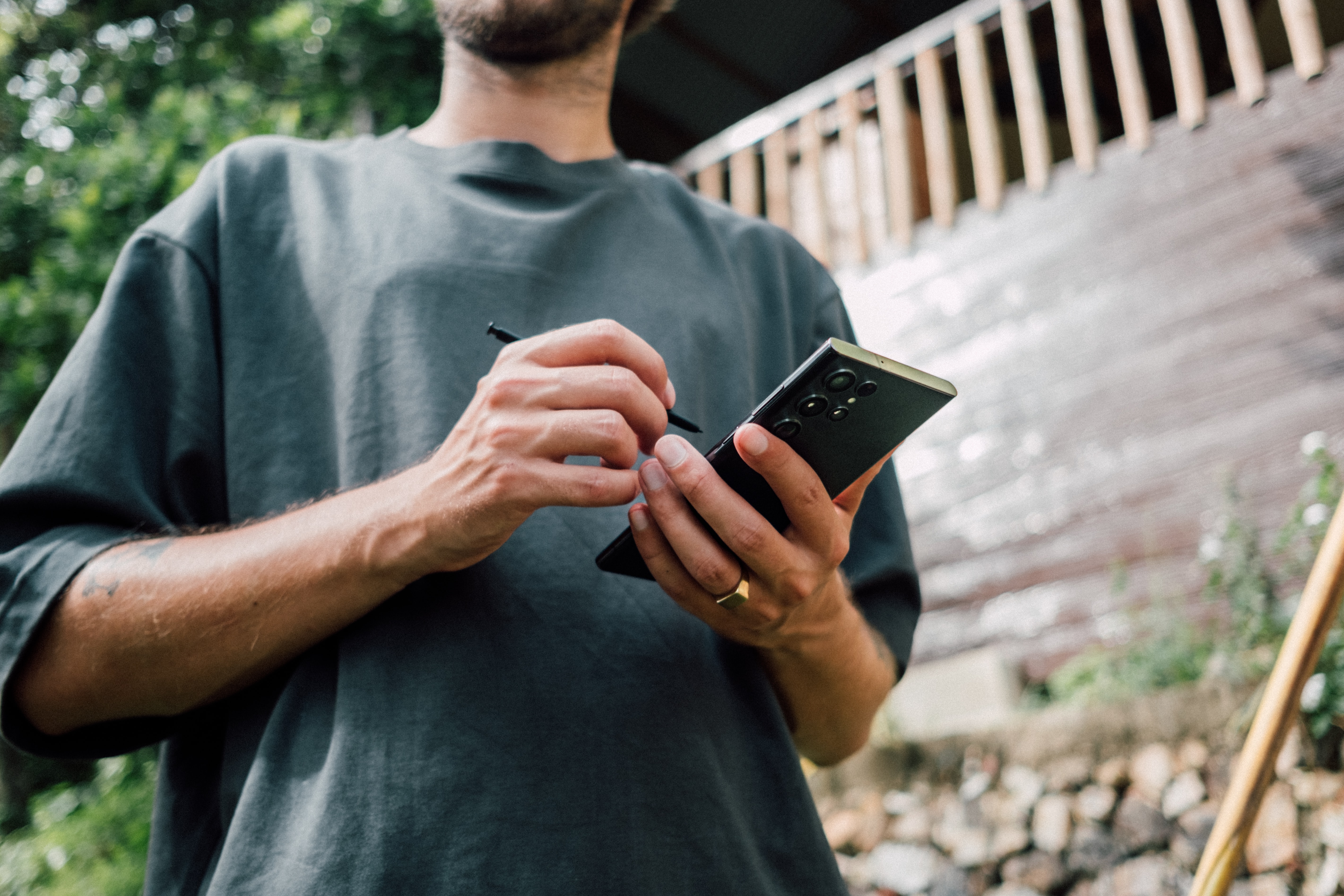 um homem segurando um telefone celular em suas mãos