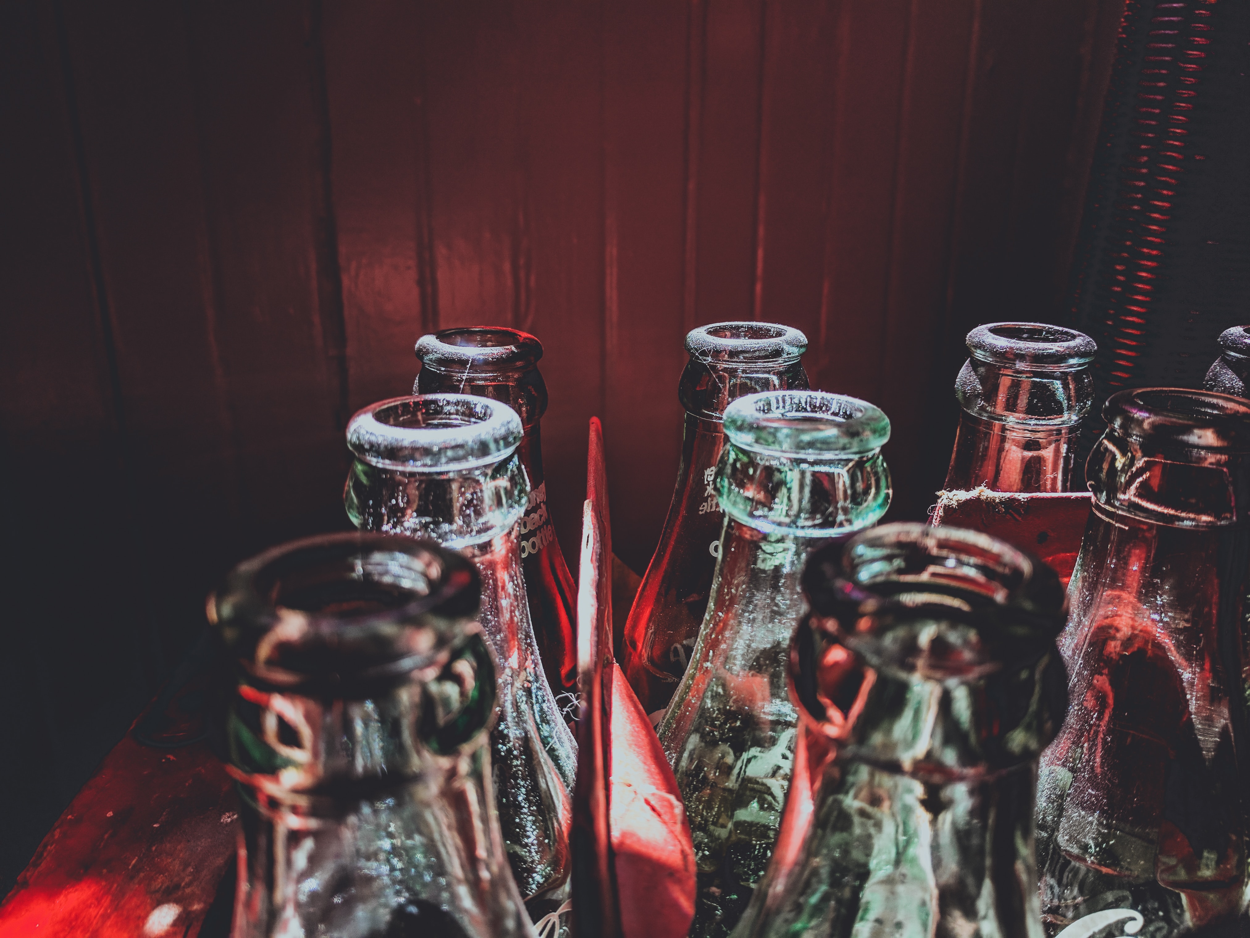 fotografia colorida seletiva de garrafas de vidro